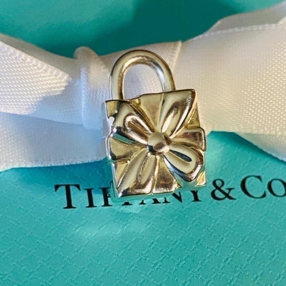 Tiffany & Co Gift Box Lock charm excellent 925 silver box bracelet necklace - Picture 3 of 10